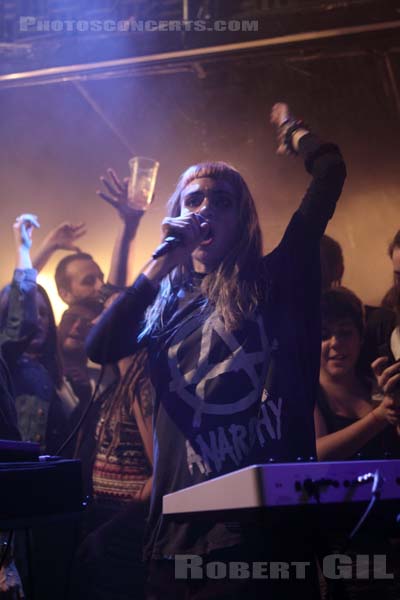 GRIMES - 2012-05-16 - PARIS - La Fleche d'Or - 